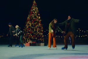 Fotograma del momento del anuncio navideño de la firma de hamburguesas en el que se cuela el nombre de Almería.