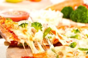 Imagen de archivo de una pizza de brócoli. DEPOSITPHOTOS