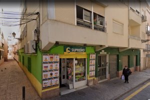 Supermercado de Carreño, en la calle La Reina, que cierra en unos días.