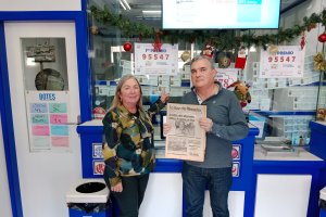 Estela Alonso y José Luis Ayuso posan con una portada de LA VOZ de 1986.