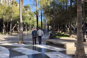 Imagen de archivo de dos personas mayores en la Rambla de Almería.