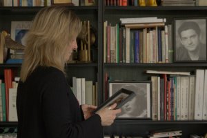 Amaranta Cano, hija del cantautor es la guía del viaje entre Andalucía y Portugal en el que se reconstruyen los hechos que inspiraron la canción.