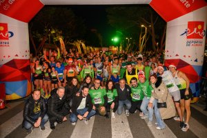 Foto de familia antes de la salida de la carrera más divertida del año. Los participantes dieron dos vueltas a un recorrido por el centro de la ca