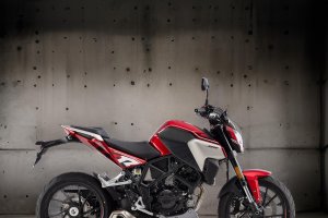 Diseñada para proporcionar una experiencia de conducción excepcional, la NK 125R, destaca por su increíble ligereza.