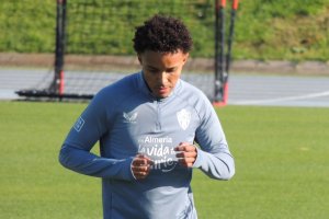 Lázaro Vinicius iniciando el calentamiento este lunes en el Anexo después de recibir el cariño de sus compañeros.