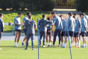 Rubi saludando a los futbolistas momentos antes de iniciar el entrenamiento en el Anexo tras las vacaciones.