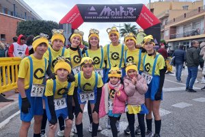 Jóvenes participantes disfrazados de Minions.