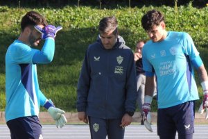 Luis Maximiano y Bruno Iribarne por un puesto en el once rojiblanco frente al Sevilla en la Copa del Rey.