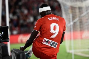 Umar Sadiq celebrando con la televisión su último gol con el Almería.