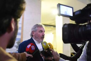 Manuel Vizcaíno atiende a la prensa y habla del mercado de invierno.