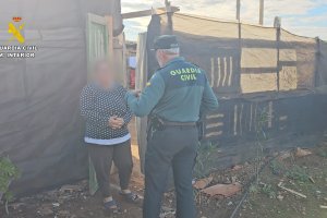 Un agente de la Guardia Civil atiende a una persona que habita un área de vulnerabilidad.
