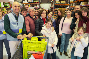 Ganadores del cuarto trimestre, Paca y su marido Pepe, quien llenó el carro.