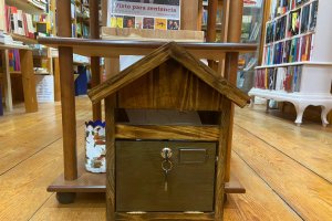 El buzón instalado en la librería El Faro de Recóndito.