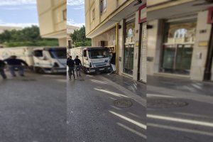 Imagen del camión que ha impactado contra el comercio.