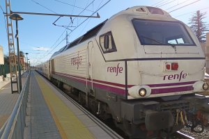 El Intercity listo para prestar servicio vespertino Almería-Madrid desde la estación provisional de Huércal-Viator.