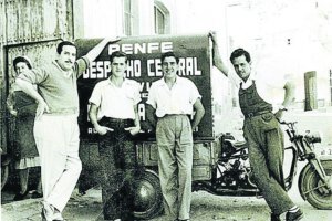 José Álvarez, con pantalón blanco, en la puerta de la fábrica de caramelos que tenía en el barrio del Reducto.