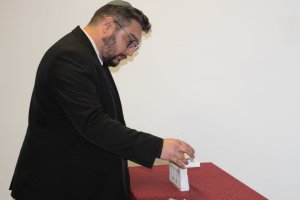 Luis Díaz, presidente de la Comunidad Judía de Almería enciende una de las velas del 'janukiá'.