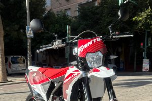 La Fantic XM50 está equipada con un motor de dos tiempos que proporciona una conducción dinámica y divertida