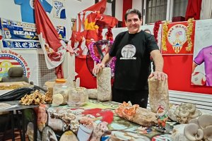 El almeriense José Luis López Cano con sus cultivos de setas en la sede de la Peña Milhojas.