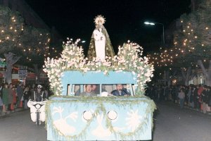 La carroza de la Virgen del Mar volviendo de la romería por el Paseo. J.Flores.