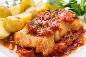 Bacalao con tomate. DEPOSITPHOTOS