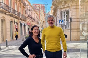 Antonio Martínez junto a Carmen Sánchez, presidente y gerente de Almería Centro.