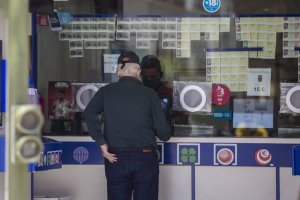 Imagen de archivo de una persona en una administración de lotería.