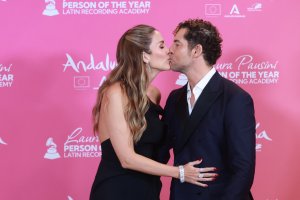 David Bisbal y Rosanna Zanetti posan en la alfombra roja de la gala Person of the Year de los Latin Grammy en noviembre de 2023.