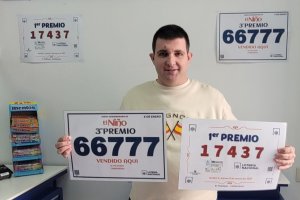 José Liborio Ruiz, gerente de El Pelotazo, con los números premiados en El Niño y en el sorteo del jueves 9 de enero.