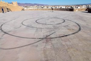 La goma de los neumáticos se queda marcada en el mirador.