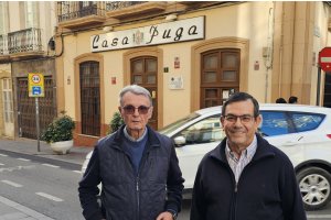 Los hermanos Leonardo y José Martín, frente al mítico Casa Puga.