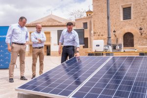 El presidente de la Diputación de Almería, Javier A. García observa una de las placas fotovoltaicas.