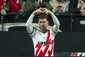 Adri Embarba celebra su gol al Celta con la afición de Vallecas.