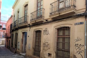 La casa está situada en la calle Solis, en el corazón del casco histórico