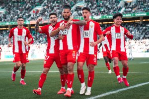 Luis Suárez abrió el camino de la victoria desde el punto de penalti, logrando el gol 17 en su cuenta particular.