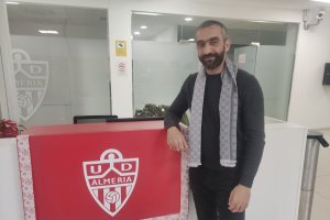 Mohamed El Assy con LA VOZ y Cadena SER en la zona de despachos del Estadio de los Juegos Mediterráneos.