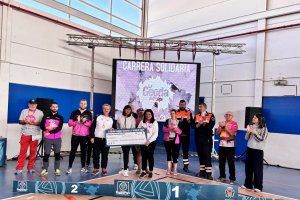 Entrega del cheque de recaudación de la carrera a la Asociación de Personas con Discapacidad ‘La Esperanza’.