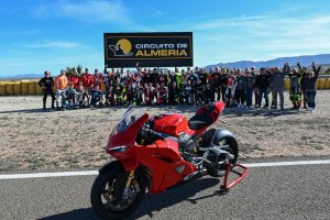 Foto para el recuerdo de los participantes en el evento con los pilotos de MotoGP