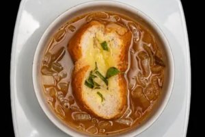 Sopa de cebolla. DEPOSITPHOTOS