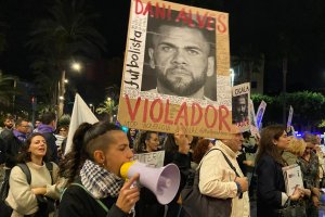 Un cartel contra el futbolista Dani Alves.