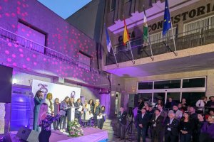 Las autoridades han acudido a los actos por el 25-N en Roquetas de Mar..