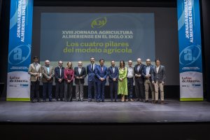 Autoridades e intervinientes en la foto de familia tras las jornadas.