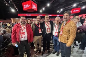Juan Antonio Lorenzo y Antonio Hernando, en el centro, en el espacio reservado a la delegación almeriense.