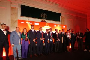 Foto de familia de los premiados y los directivos del club.