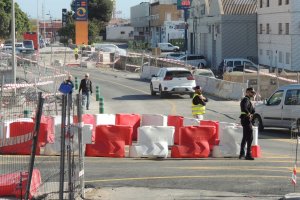 Un agente atento al tráfico tras la reapertura de la Carretera de Níjar ya sin el puente.