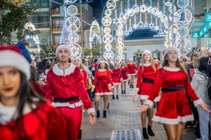 Pasacalles para inaugurar el encendido navideño en Roquetas de Mar.