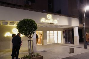 La clínica de estética y bienestar de Míriam Morata se encuentra en la calle céntrica calle Marqués de Comillas, 16, justo al lado de la Rambla