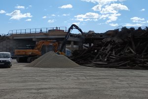 Inicio de la demolición del puente.