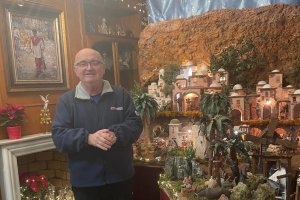 Juan Reche junto a parte de espectacular Belén.