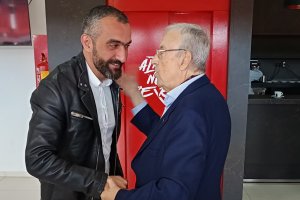 Mohamed El Assy y Guillermo Blanes se abrazan en el palco del Mediterráneo.